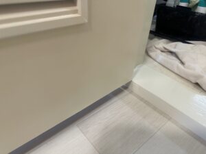 リビングドア下部のデコラ板が捲れ、欠けていた施工後の状態②