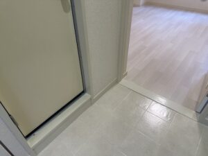 枠まわりをスポット塗装して室内全体が整った状態