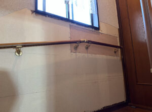 下地を補強して取り付けた階段手すりの納まり