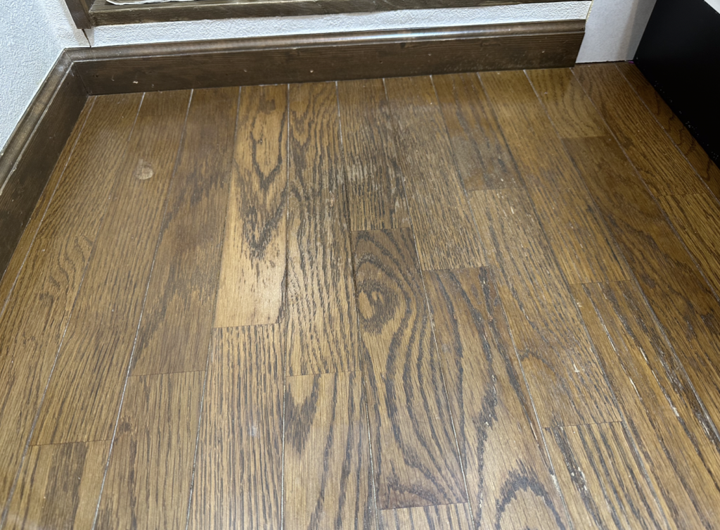 浴室入口まわりの床フローリング劣化 めくれた状態