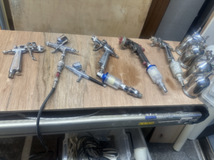 リペアの道具たち　　　　　　　　　　　　　　　　
スプレーガンとエアーブラシを洗浄して乾燥させている様子