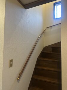 階段途中の踊り場と手すりの設置状況