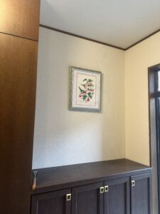 玄関収納まわりの壁紙リフォーム後