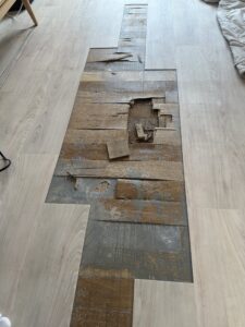 フローリングが湿気で隆起した状態