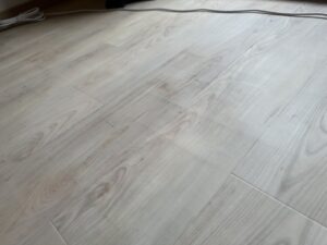 フロアタイル施工後の床全景