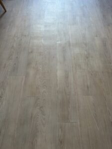 補修後にフロアタイルを復旧した仕上がり