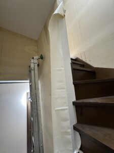 階段の段鼻くりぬき作業風景