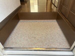 玄関床CF施工前
