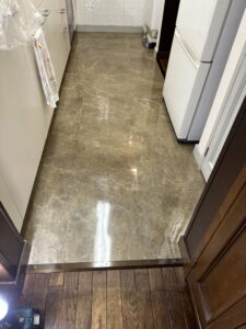 石目調フロアータイル施工後