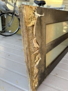 ドア側面から見た内部の腐食状況（MDFが崩壊している様子）