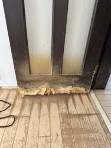 ペットの尿によって大きく傷んだリビングドアの施工前の状態