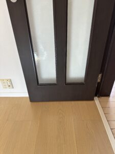 補修途中のドア（下地補強とパテ処理を繰り返している状態）