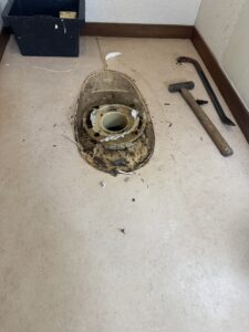 施工前、CFが便器のカタチ通りにくりぬかれた写真