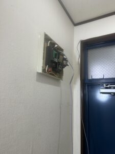 分電盤から配線垂れる