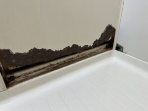 パネル下端の腐食箇所補修中