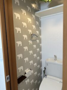 クマ柄アクセントクロスを施工したトイレ空間