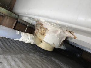 排水トラップ接続部に施工されたシリコン補修跡