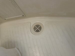 排水トラップ交換後のユニットバス排水口