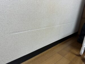 横方向の傷が入った壁紙クロス