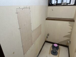 壁紙施工前の手すり用下地補強状況