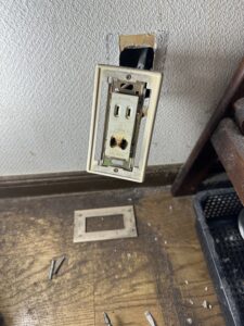 焦げ跡が見られたコンセントの交換前状況