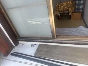 劣化した雨戸敷居により開閉が重くなった状態