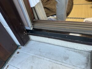 樹脂製角材とアルミレールで補修した雨戸敷居
