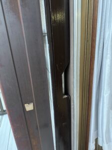 雨戸をつかみやすくするため戸袋開口部を加工した様子