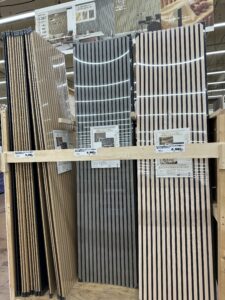 ルーバーパネルや木製装飾材の展示コーナー