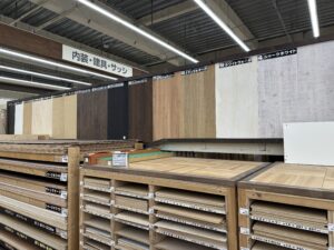 木目調パネルや内装建材の展示コーナー