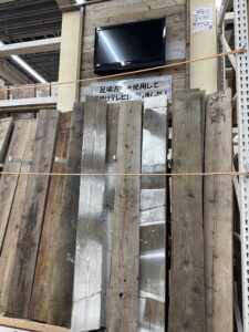 エイジング加工された木材や装飾材の展示サンプル