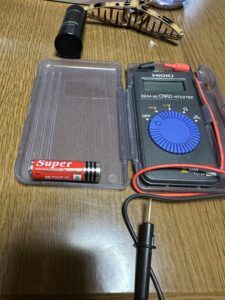 乾電池の電圧や電気製品の電圧測定に使うデジタル電圧テスター