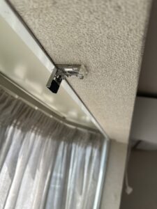 ブラインドブラケットの透明な固定部品の拡大写真