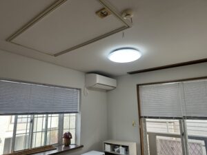 壁紙張替え後の洋室6帖間と目透かし天井の仕上がり