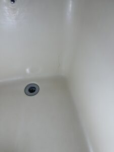 浴槽内側に発生したひび割れの状況