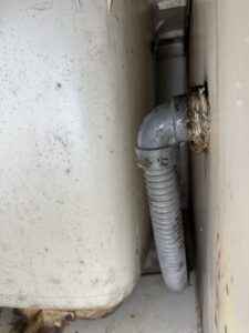 浴槽エプロン内部の補修前状況