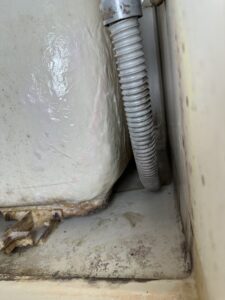 浴槽裏側の補強作業状況
