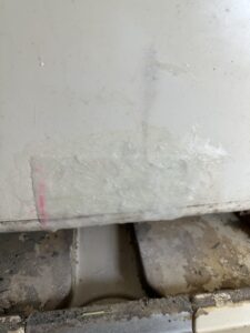 浴槽ひび割れ補修中の裏側補強状況