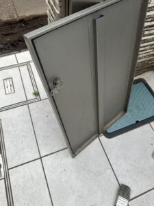 鍵を紛失した宅配ボックスを壊さず開錠した現場の様子