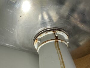 排水口裏側の腐食によるサビとたらたら漏水跡