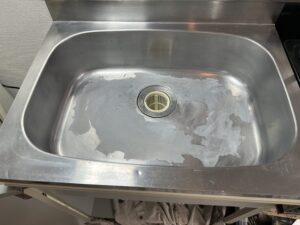 補修、下地処理後のステンレスシンク内部の状態