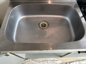 漏水修復後のステンレス流し台の仕上がり