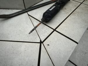 宅配ボックスを開錠するため慎重に作業を進める様子