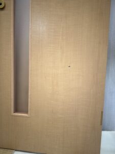 リビングドアにできた約1センチのえぐれ傷（補修前）