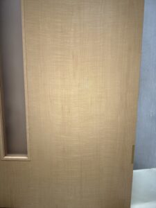 リペア補修後のリビングドア。木目と色を自然に復元した仕上がり