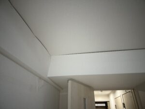 施工後しばらくしてプリント合板からクロスが剥がれ始めた様子
