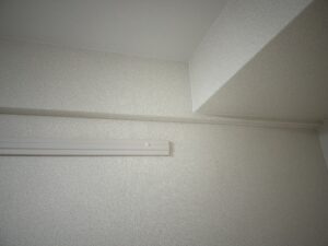 下地処理をやり直し、クロスを貼り替えてきれいに仕上がった施工後