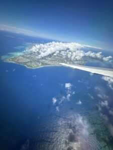飛行機の窓から見た青い海と沖縄の島々