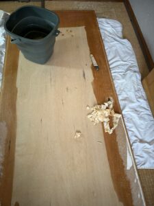 水でふやかしながら襖紙を剥がす作業