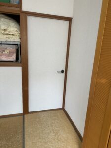 壁紙張替えとドア施工が完了した和室